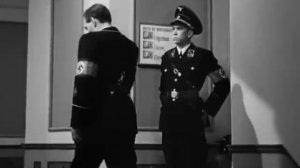 СЕМНАДЦАТЬ МГНОВЕНИЙ ВЕСНЫ. Штирлиц идет по коридору.