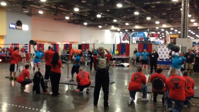 2014 Arnold Lightweight Strongman - 150 lb, 1-arm Circus Dumbbell смотреть онлайн