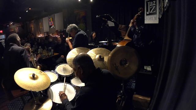 Happenin' (Mark Morganelli) • Performed by Mark Morganelli & The Jazz Forum All-Stars смотреть онлайн