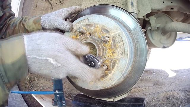 Задний тормозной диск. Как снять? смотреть онлайн