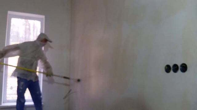Грунтовка стен под покраску без потёков краскопультом Bosch PFS смотреть онлайн