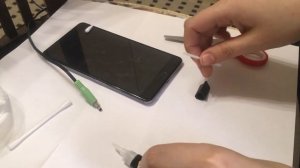 Как вытащить застрявший обломок штекера 3 5 jack от колонок или наушников из разъема смартфона.