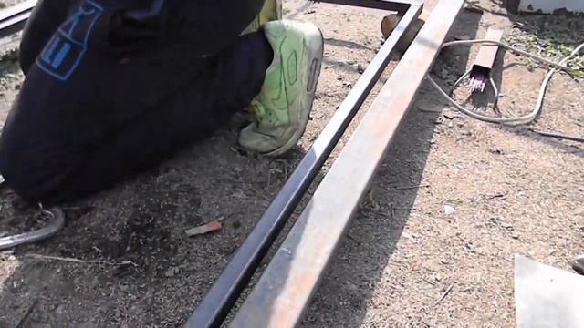 Теплица в огороде, сделанная своими руками. Второй день.