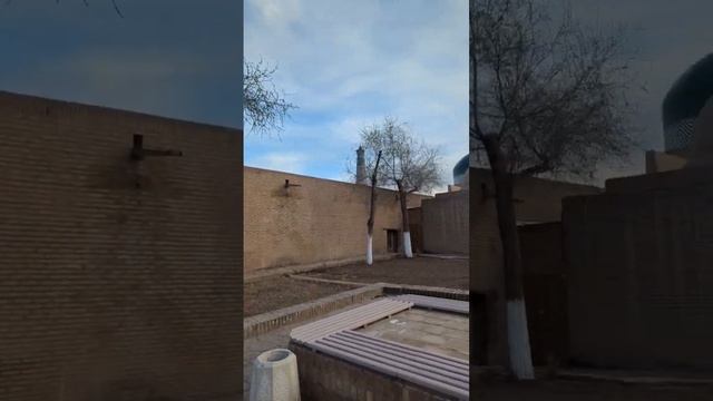 Площадка и интересная скульптура, Хива, Узбекистан. Place of sculpture, Khiva, Uzbekistan. смотреть онлайн