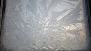 Вспоминая зиму. Морозные узоры на окнах.