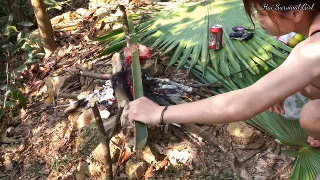 Solo Bushcraft - Build a shelter with leaves, cook alone in the jungle - Hai Survival Girl смотреть онлайн