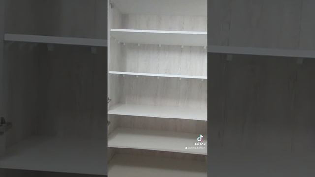 шкаф с жалюзийными дверцами на балконе смотреть онлайн