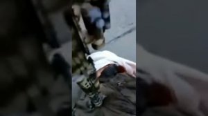2022-03-28 Доблестные украинские вояки Азова прострелили ноги пленным и оставили истекать кровью.mp4