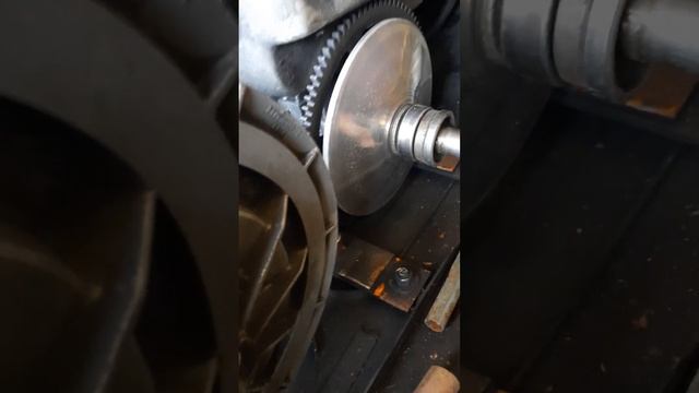 Самый простой съёмник на мой взгляд для снятия вариатора снегохода буран ?