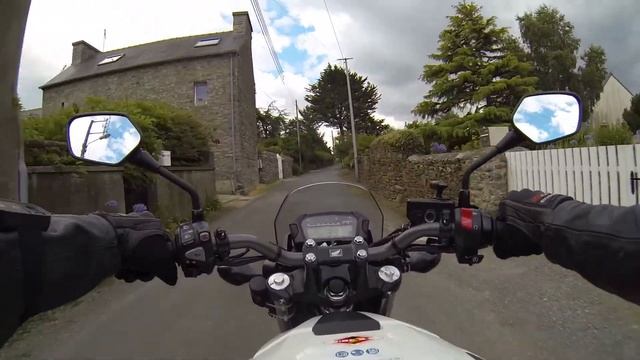 Toujours un coin de ciel bleu au bled - Honda NC700S - Plouézec смотреть онлайн