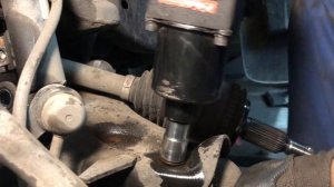 Замена пыльника ШРУСа Mitsubishi Pajero Sport. Замена шаровых опор рулевого наконечника колодок.