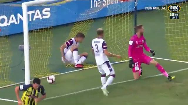 Футбол.Томислав Мрцела из клуба Перт Глори сломал штангу, залетев в ворота. смотреть онлайн