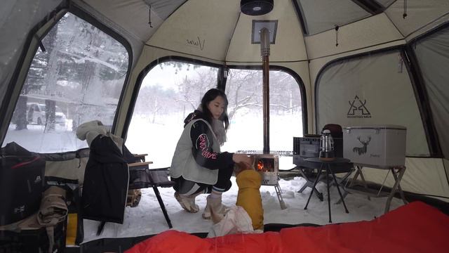 [솔로캠핑] 눈 내리는 숲속, 텐트를 찢어서 떠나는 설중캠핑 / 비바돔에 화목난로 설치하기 / 겨울은 싫은데 눈은 조크든여 / 양양 오색장군바위 캠핑장 смотреть онлайн