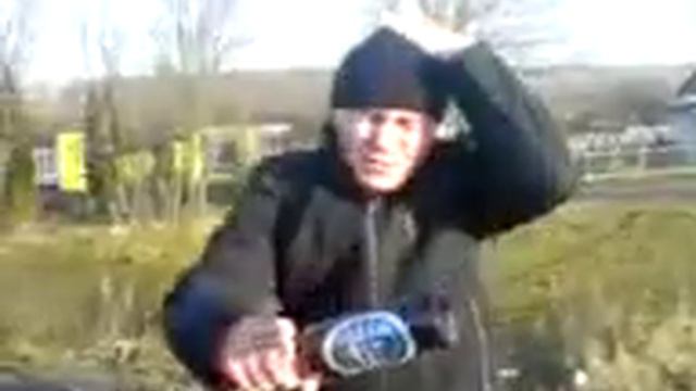 Проша бьёт бутылку об голову )))) смотреть онлайн