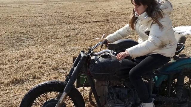 учусь кататься на мотоцикле? это мой первый раз и я боялась упасть с него ? смотреть онлайн