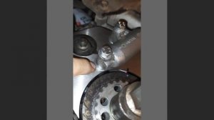 Устанавливаю шторку между ремнями ГРМ и балансиров l200