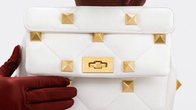 VALENTINO GARAVANI Small Roman Stud Bag смотреть онлайн