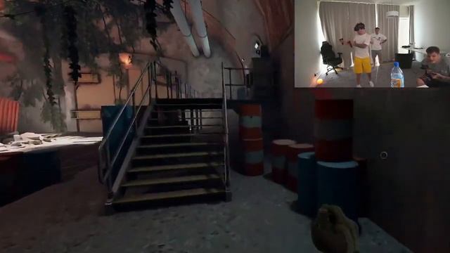 Симпл развлекается в VR играх в гостях у Злого смотреть онлайн