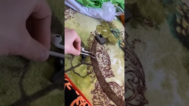 Трещит правый наушник смотреть онлайн