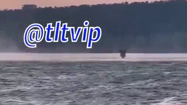 Вертолет набирает воду в Волге для ликвидации пожара в лесу Тольятти смотреть онлайн