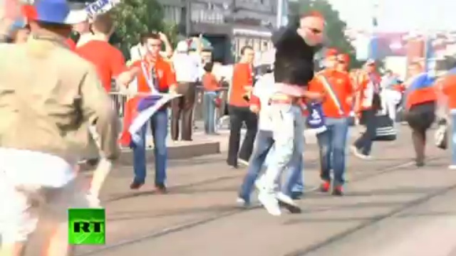 Драка между польскими и российскими фанатами смотреть онлайн