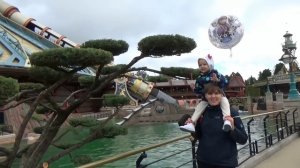 Париж День 2 Диснейленд катаемся в чашках летаем на слоне Дампо идём на парад Di