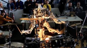 Четырехрукий робот барабанщик