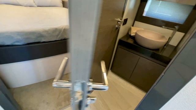 Pershing 5X Interior Cabin - Indigo Metalic Paint Color смотреть онлайн