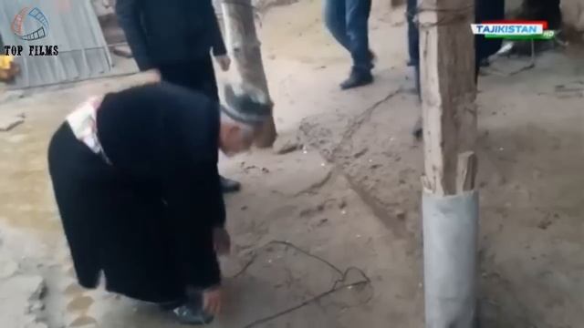 Срочно бубинед, Куштори ДУХТАР аз чониби ПАДАР барои 30 сомони ҚАРЗИ гирифтааш смотреть онлайн