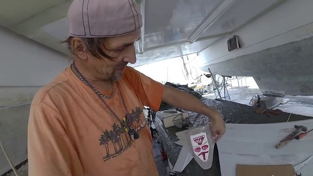 125. Начал ремонтировать правый киль. Шпаклёвка и наждак