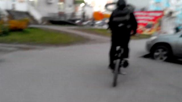 Два велосипеда соединили вместе, BMX и МТБ как один вел, на сколько это странно? смотреть онлайн