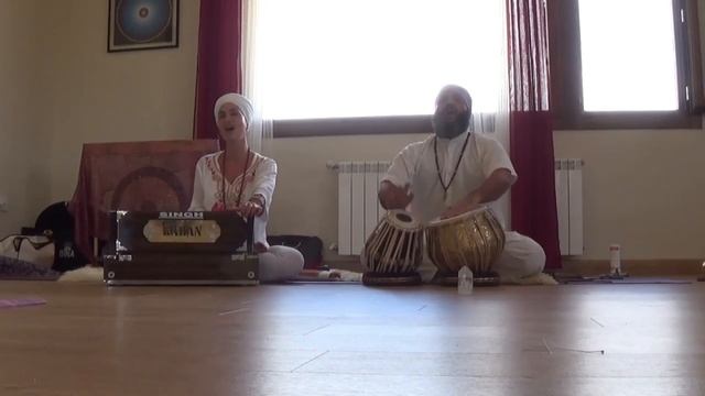 Mantra para la Prosperidad (Siri Mantra) con Nav Karan Kaur y Tej Singh. смотреть онлайн