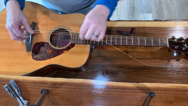 How to Change Your Acoustic Guitar Strings Yamaha смотреть онлайн