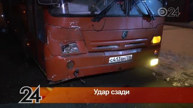 На улице Фучика красный автобус на полном ходу протаранил кроссовер смотреть онлайн