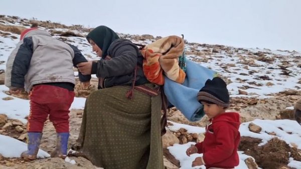 Sugli and her grandchildren being driven out in the heavy snow by the shopkeeper's bride