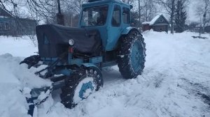 Мтз 52 чистит снег