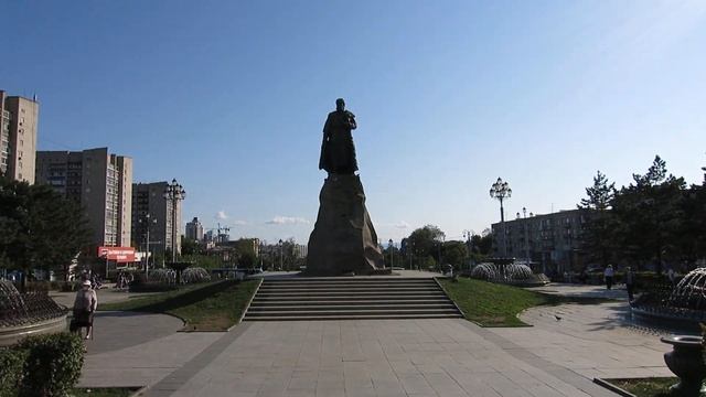 01.09.2021. Россия. Хабаровск. Памятник Ерофею Хабарову + привокзальные фонтанчики смотреть онлайн