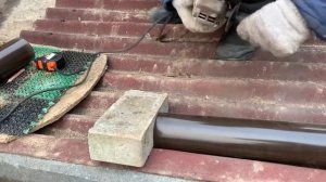 Способ ровно обрезать пластиковую трубу отрезной машинкой (болгаркой)