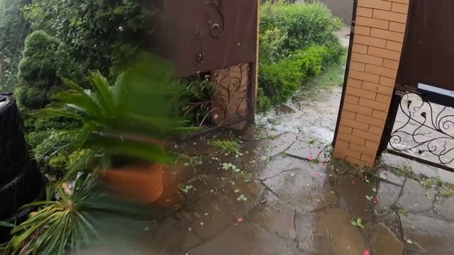 Град в Ростове - сад и авто пострадали. смотреть онлайн