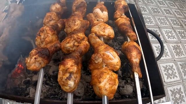 Обалденный Куриный Шашлык! Куриные ножки на мангале с кунжутом и соусом! смотреть онлайн