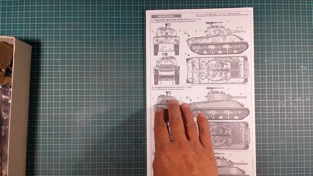 Tamiya 1/35 M4A3 SHERMAN w105mm Howitzer Unboxing смотреть онлайн