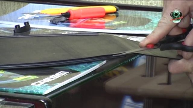 Клеим стеклопластиковые лопасти в галоши Beuchat