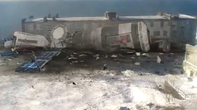 На рябиковскую упал спутник с неба это было слишком слишком страшно !!! смотреть онлайн