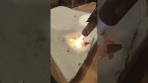 Плавления серебра газовой горелкой , мимо.
