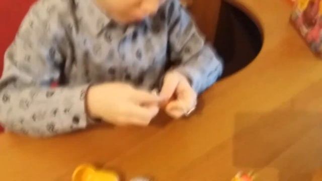 Киндер Сюрприз Открываем много Киндер Сюрпризов и Чупа чупс Распаковка Kinder Surprise смотреть онлайн