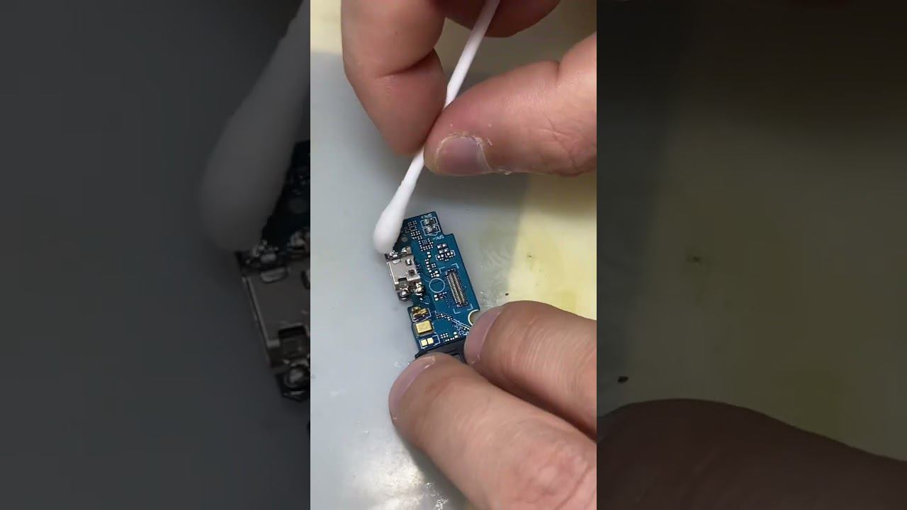 Телефон перестал заряжаться⁉️ Почему лучше перепаять разъем‼️❗️ #ремонттелефона #ремонтsamsung смотреть онлайн
