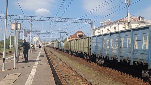"Свежепокрашенный!" Электровоз ВЛ10У-073 с грузовым поездом,станция Павловский-Посад. смотреть онлайн