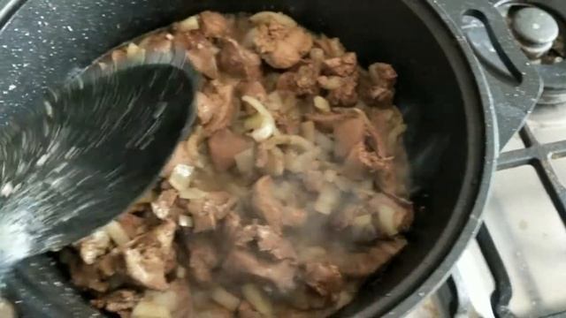 Приготовление тушенной печени с картофельным пюре смотреть онлайн