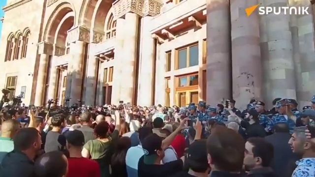 Ситуация у здания правительства Армен стала напряженной смотреть онлайн