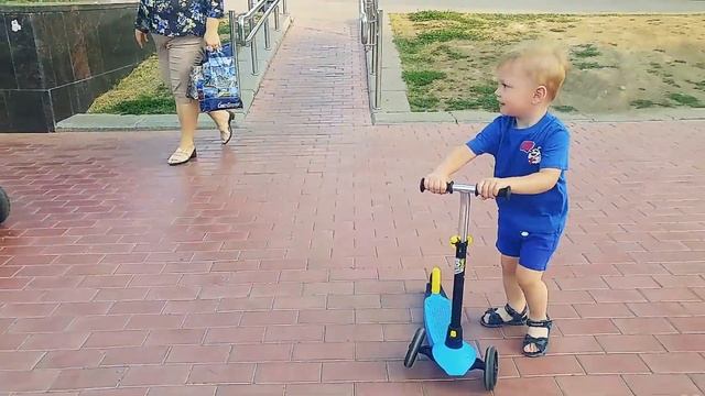 Дети катаются на самокате! يتعلم الأطفال ركوب سكوتر! 孩子們學會騎滑板車！Children learn to ride a skateboard! смотреть онлайн